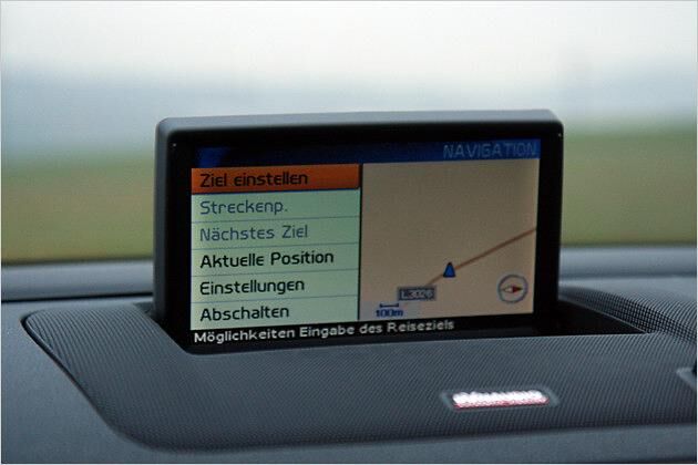 Das Navigationssystem kostet in Verbindung mit dem R-Design-Paket 1.980 Euro