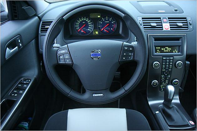 Das Cockpit des V50 ist in edlem Schwarz gehalten