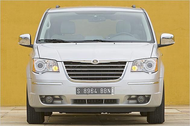 Auffälliges Markenzeichen: Das extrem breite Chrysler-Logo als Grill-Abschluss