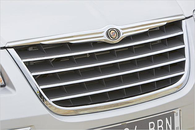 Auch beim Grand Voyager: Der Grill ist Hauptbestandteil des Marken-Auftritts