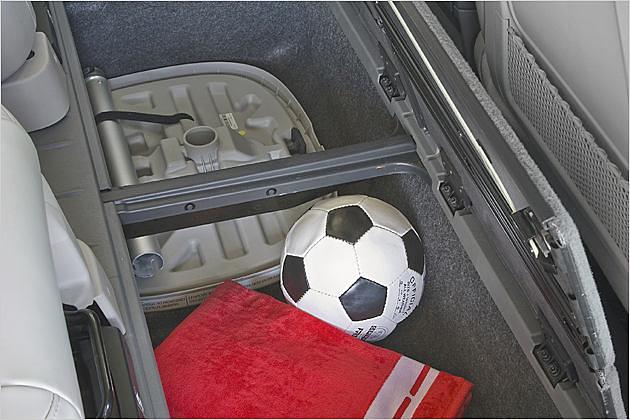 Staufach für Tisch und Kram im Boden