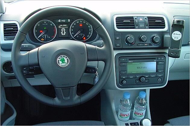 Cockpit: Bis auf die Klimaregler (über der Audioanlage) schön gestaltet