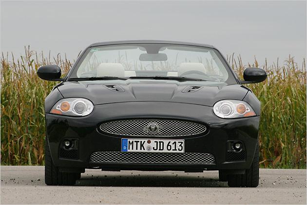 Der XKR kommt mit einem eigenständigen Gesicht daher