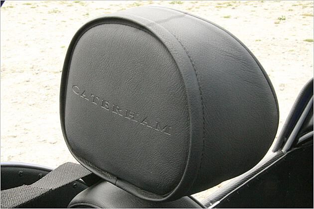 Die Rückseiten der Kopfstützen tragen stolz den "Caterham"-Schriftzug