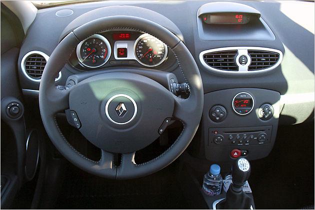 Das Cockpit unterscheidet sich nicht von dem des Drei- und Fünftürers