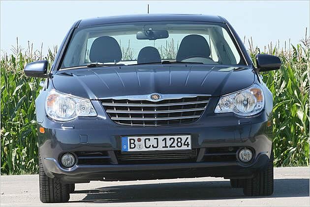 Von vorne könnte man glauben, der Sebring habe den bösen Blick