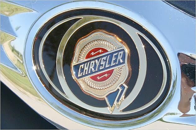 Chrysler-Emblem am Kühlergrill: Die Marke ist jetzt wieder solo, aber der alte "Pentastar" ist passé