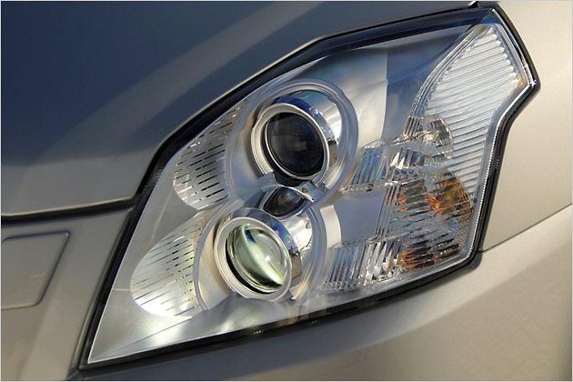 Übereinander liegende Lampen hinter Klarglas