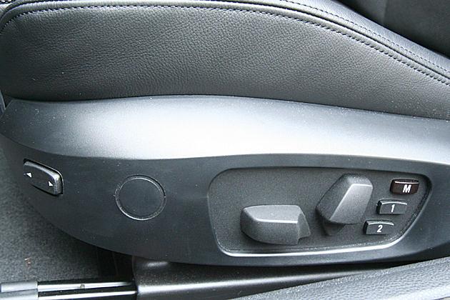 Trotz elektrisch verstellbarer Sportsitze hat unser Testwagen statt Lordosenstützenverstellung einen Blindstopfen
