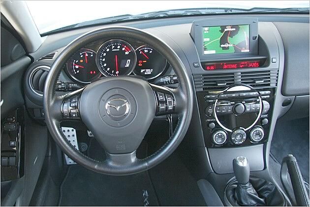 RX-8-Cockpit: Klare Instrumente mit digitaler Geschwindigkeitsanzeige
