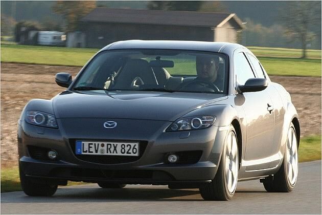 Das sportliche Fahrwerk wankt in Kurven kaum