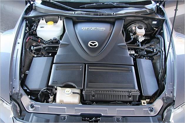 Gut verpackt: Der 231-PS-Motor wankelt im Verborgenen