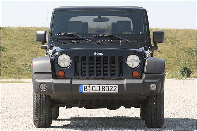 Die steile glatte Frontscheibe ist ebenfalls ein Markenzeichen des Jeep Wrangler