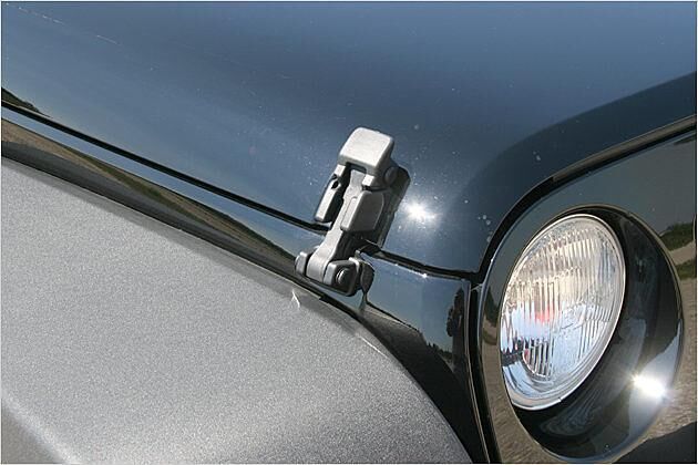 Die Motorhaube wird ausschließlich mit solchen Gummizügen verschlossen