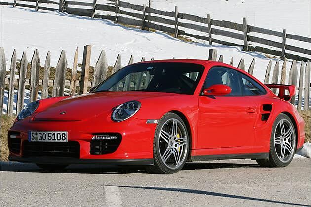 Gegenüber einem 911 Carrera wurde der GT2 25 Millimeter tiefer gelegt