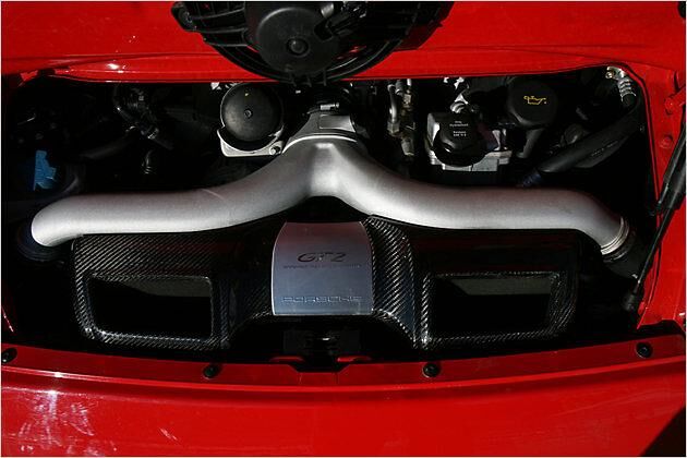 Durch zwei Turbolader leistet der Boxermotor 530 PS