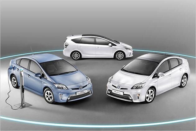 Die Prius-Modellfamilie umfasst neben dem Prius+ (hinten) noch den demnächst startenden Prius Plug-in Hybrid (links) und den normalen Prius