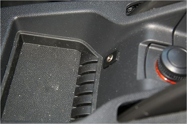Zwischen den Sitzen findet sich eine Klinkenbuchse für den Anschluss eines MP3-Players