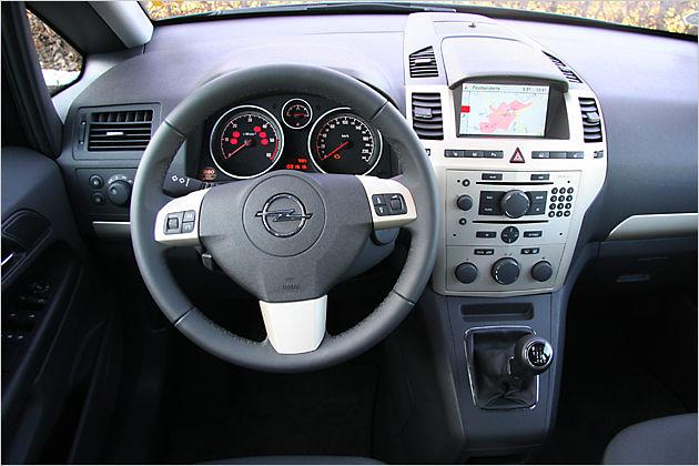 Im Cockpit gibt es neue Dekorleisten an der Instrumententafel
