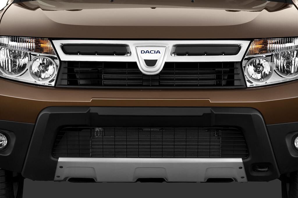 Dacia Duster (Baujahr 2011) Prestige 5 Türen Kühlergrill und Scheinwerfer
