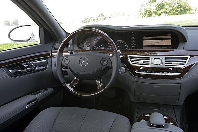 Leder, Holz und Alu: Das elegante Interieur des S 500