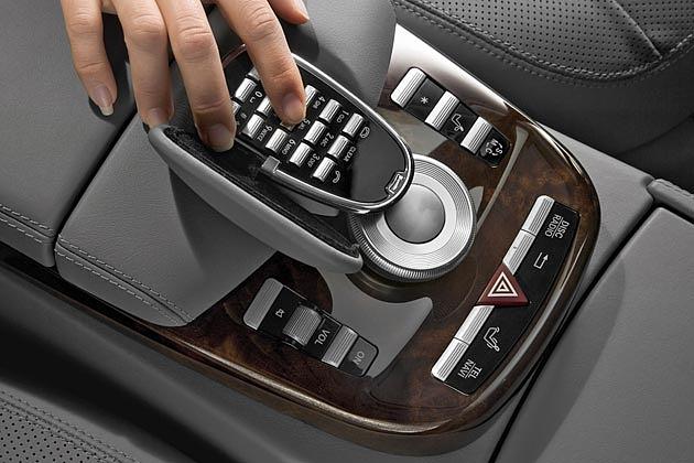 Unter dem Polster verbirgt sich die Telefontastatur