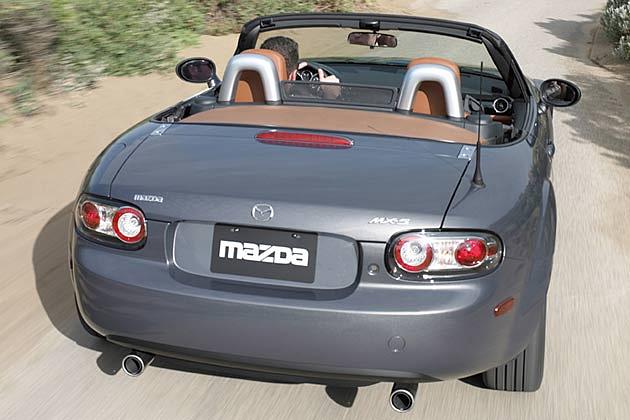 MX-5-Kennzeichen: Starker Doppelauspuff und voll versenktes Verdeck