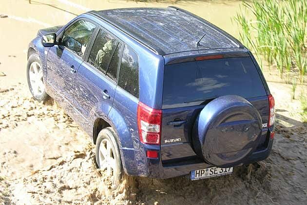 Richtig spaßig wird es mit dem Grand Vitara im schlammigen Gelände mit viel Wasser