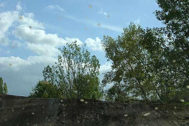 Blick in den Himmel: Nach der Schlammdurchfahrt folgt ein steiler Erdhügel