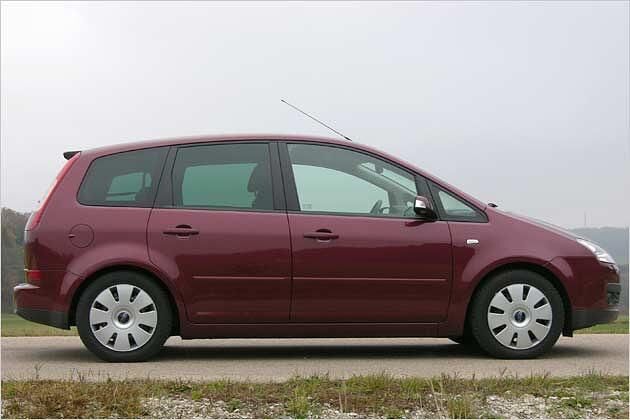 Mit 4,33 Metern ist der C-Max sogar einen Zentimeter kürzer als die drei- und fünftürige Limousine
