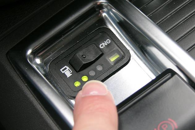 Mit einem Schalter neben der Handbremse wird zwischen Benzin- und Gas-Betrieb umgeschaltet