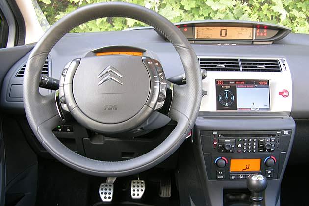 Multifunktionslenkrad mit feststehender Nabe: Arbeitsplatz im Citroën C4
