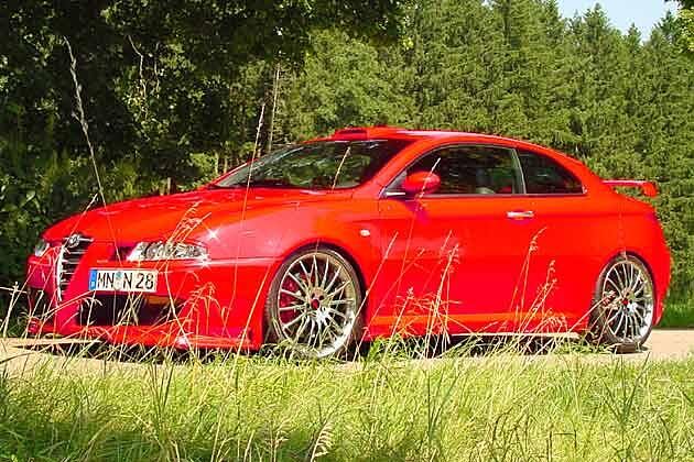 In der Hitze flimmert das Ferrari-rot und macht den 337-PS-Boliden zur Fata Morgana