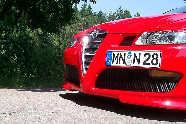 Für 349 Euro plus Lackierung kann die Schürze an jedem Alfa GT montiert werden