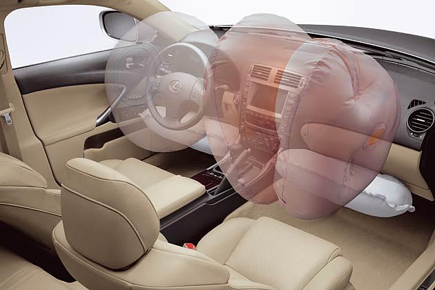 Neben zwei Knieairbags gibt es für den Beifahrer im IS einen Doppelkammer-Airbag