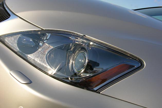 Hochwertige und markante Scheinwerfereinheiten für den Lexus IS