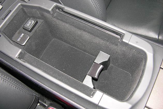 Großes Staufach in der Mittelkonsole mit AUX-Anschluss für einen MP3-Player