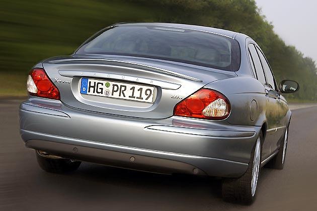 Die Zierleiste über dem Nummernschild ist länger geworden
