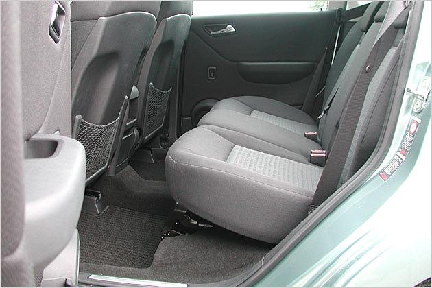 Der Platz im Fond ist nicht reichlicher als bei anderen Kleinwagen