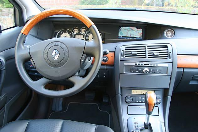 Übersichtlich, funktional und edel gestaltet: Das Vel-Satis-Cockpit