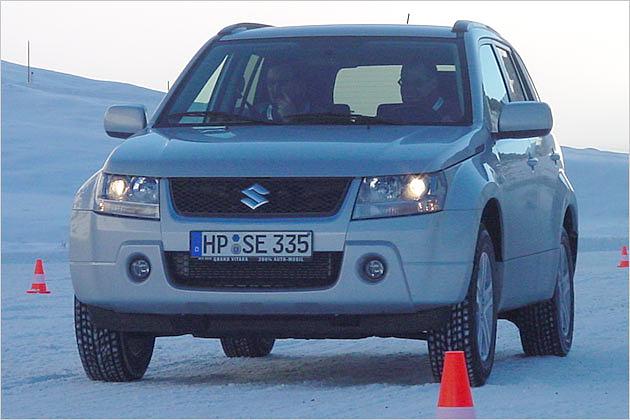 Auf Schnee zeigt der permanente Allradantrieb des Grand Vitara seine Vorteile