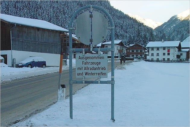 Straßen in Wintersportorte sind ab und zu für Autos ohne Allradantrieb gesperrt