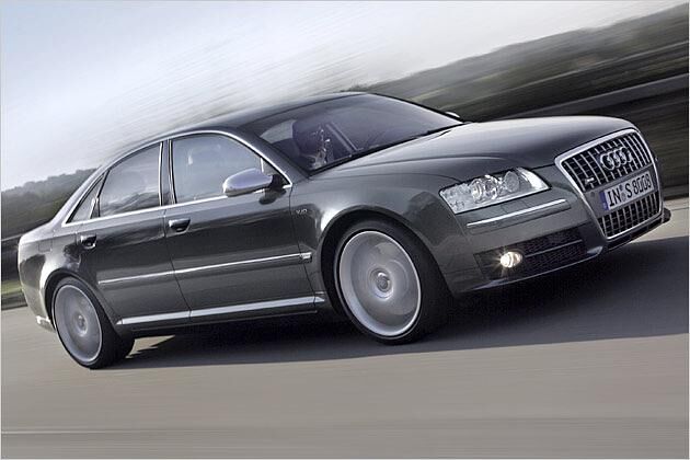 Wie jeder S-Audi hat auch der S8 verchromte Außenspiegelgehäuse