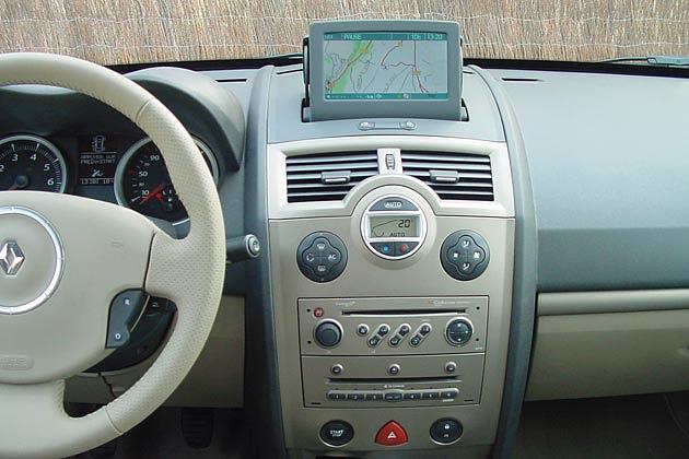 Das Navigationssystem Carminat 2+ besitzt ein versenkbares Farbdisplay