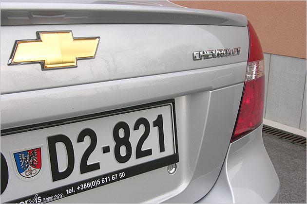 Ein noch ungewohnter Anblick: Das Chevrolet-Logo an einer kleinen Limousine