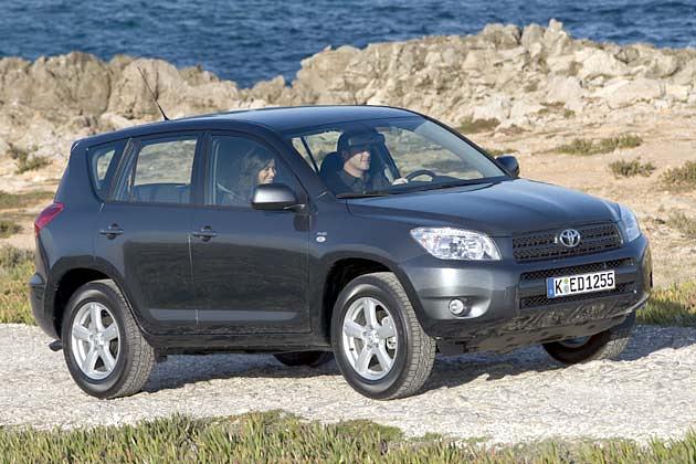 Alle Versionen des RAV4 außer dem 2.2D-CAT haben einen schwarzen Grill