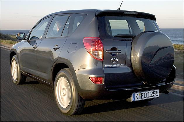 Das Reserverad hängt beim RAV4 traditionell außen  ein typisches Offroader-Element