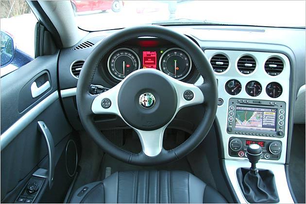 Das Cockpit mit der fahrerorientierten Mittelkonsole ist ebenfalls optisch gelungen