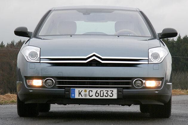 Die C6-Front präsentiert selbsbewusst das große Markenlogo von Citroën