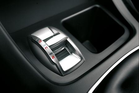 Mit dem DNA-Knopf läßt sich die Fahrdynamik im Alfa Romeo Giulietta Quadrifoglio Verde regeln